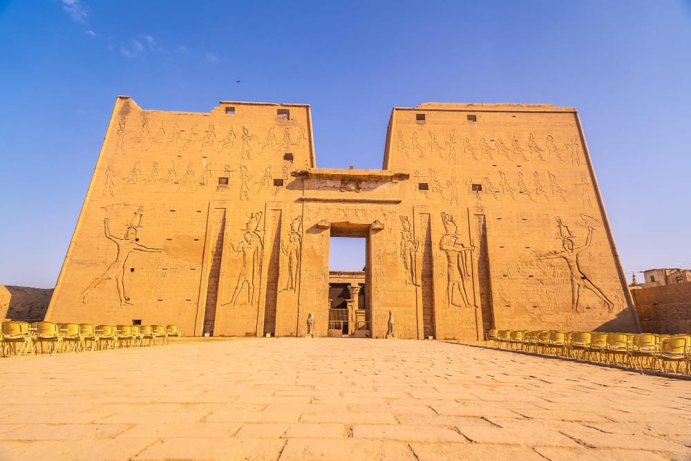 low-angle-shot-main-entrance-temple-horus-edfu-egypt